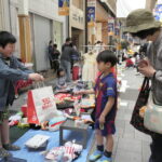 “店長”として店を切り盛りする小学生=岡山県津山市で