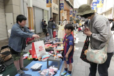 “店長”として店を切り盛りする小学生=岡山県津山市で