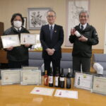 太田市長（中央）に喜びを報告した本守社長（左）と植木会長=岡山県真庭市で