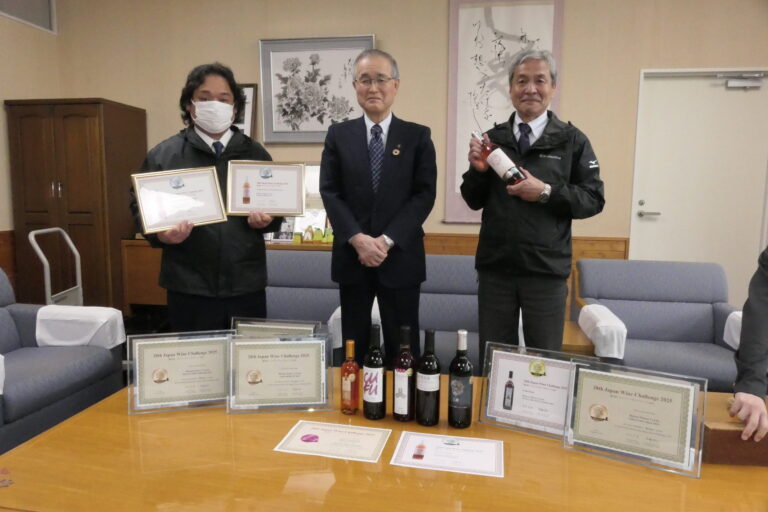 太田市長（中央）に喜びを報告した本守社長（左）と植木会長=岡山県真庭市で