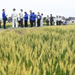 生育管理の工程などの説明を聞く参加者