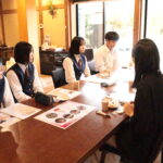 館の開発担当者と話し合う生徒たち=岡山県真庭市で