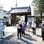 社寺建築について説明を聞く参加者（本源寺で）