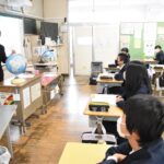 加茂の国際交流について学ぶ6年生=岡山県津山市で