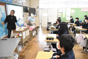 加茂の国際交流について学ぶ6年生=岡山県津山市で