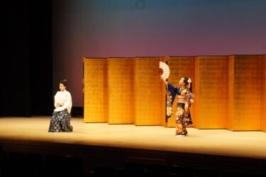 演目「千本桜」を披露する藤間流こむらさきの会=岡山県津山市で