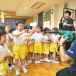 風速60メートルを体験する子どもたち=岡山県津山市で