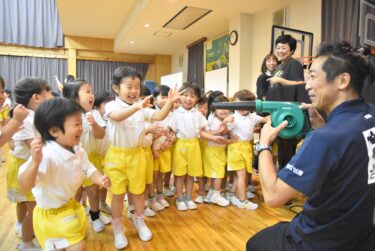 風速60メートルを体験する子どもたち=岡山県津山市で