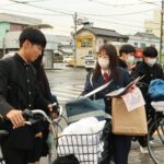 通行者に啓発グッズを手渡す職員ら=岡山県津山市で