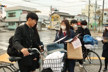通行者に啓発グッズを手渡す職員ら=岡山県津山市で