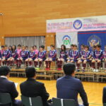 萩原市長から激励を受けるベルの選手ら