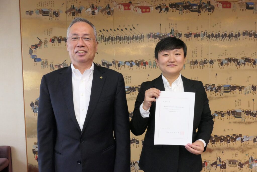 市内初の外国人地域おこし協力隊になった彭さん（右）