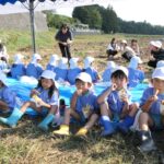 サツマイモを揚げたおやつを仲良く食べる園児たち=岡山県鏡野町で