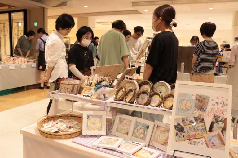 猫をモチーフにした雑貨が並び、多くの来場者でにぎわう「ねこだらけ」＝岡山県津山市で