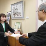 任命書を受け取る山本さん=岡山県真庭市で