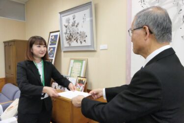 任命書を受け取る山本さん=岡山県真庭市で