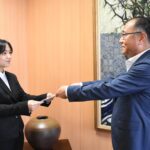 奨学金の通知書を受け取る小野川さん=岡山県津山市で