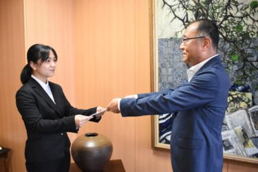 奨学金の通知書を受け取る小野川さん=岡山県津山市で
