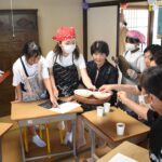 空き家を使ったカフェで地域の人を迎える弓削小の児童=岡山県久米南町で
