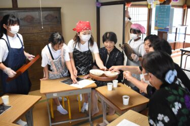 空き家を使ったカフェで地域の人を迎える弓削小の児童=岡山県久米南町で
