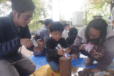 木工ワークショップを楽しむ親子連れ=岡山県津山市で