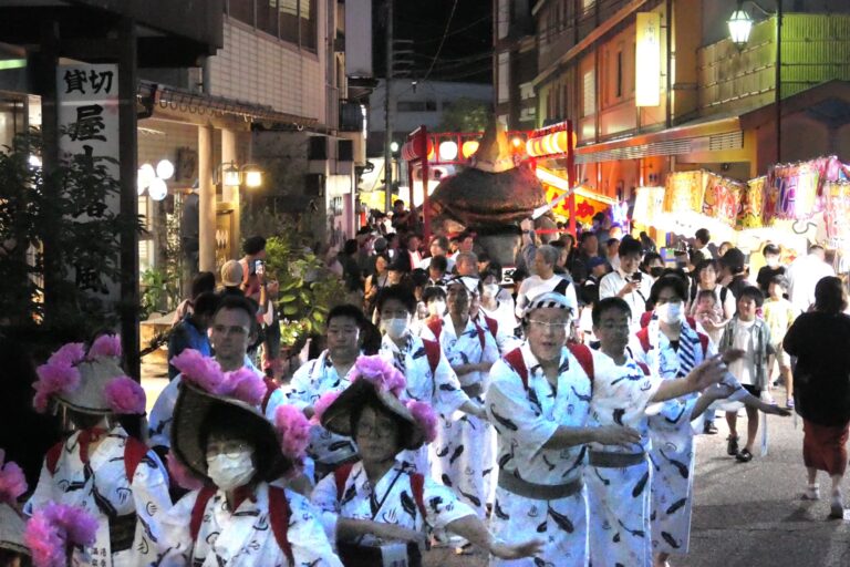 山車・花子の前を軽快に踊りながら進む踊り連