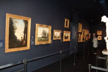 バルビゾン派や印象派などの絵画が並ぶギャラリー=岡山県鏡野町で