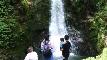 二の滝を見物する家族連れ=岡山県津山市で