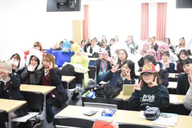 思い思いの仮装で授業を受ける学生たち=岡山県津山市で