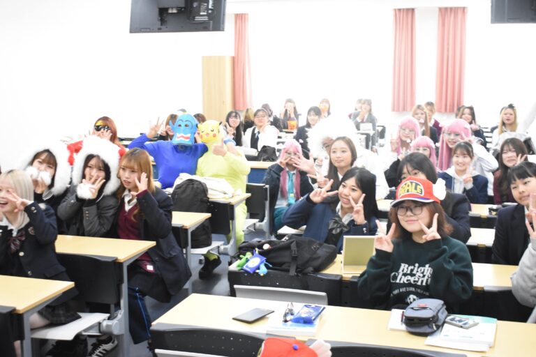 思い思いの仮装で授業を受ける学生たち=岡山県津山市で