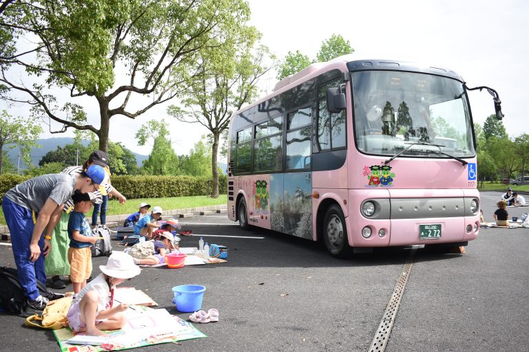 バスの写生を楽しむ子どもたち＝岡山県津山市＝