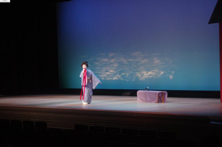 優雅な舞を披露する出演者=岡山県津山市で