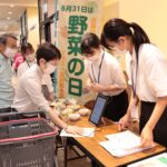 専用機器で野菜の摂取状況を測定する買い物客