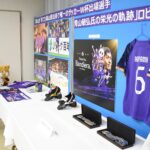 青山さんの栄光の軌跡をたどるロビー展=岡山県津山市で