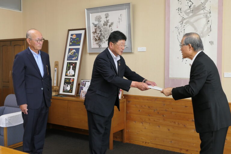 答申書を手渡す大月会長ら=岡山県真庭市で