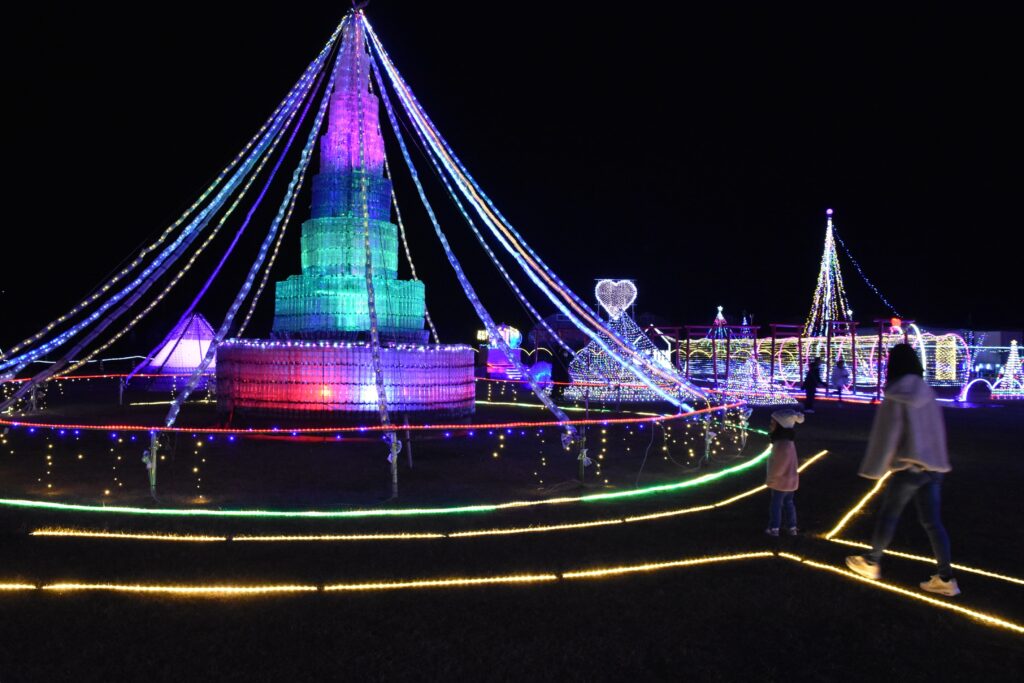 幻想風景を演出する大小約30基のオブジェ