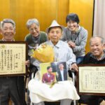 家族に囲まれ、100歳の祝福を受ける藤原さん（中央）=岡山県津山市で