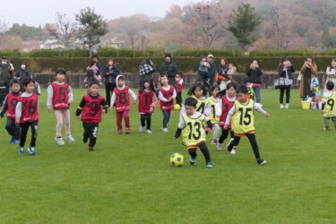 園児たちに金メダル　団結力や協調性を養う交流サッカー　コートを元気いっぱい駆け回る／岡山・美作市