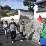 秋晴れのなか歩を進める参加社＝岡山県津山市上之町で