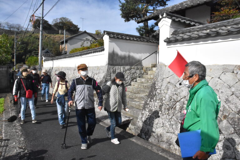 秋晴れのなか歩を進める参加社＝岡山県津山市上之町で