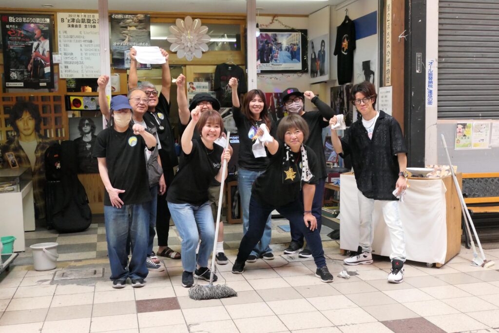 稲葉さんの故郷をきれいにしようと集まったファン
