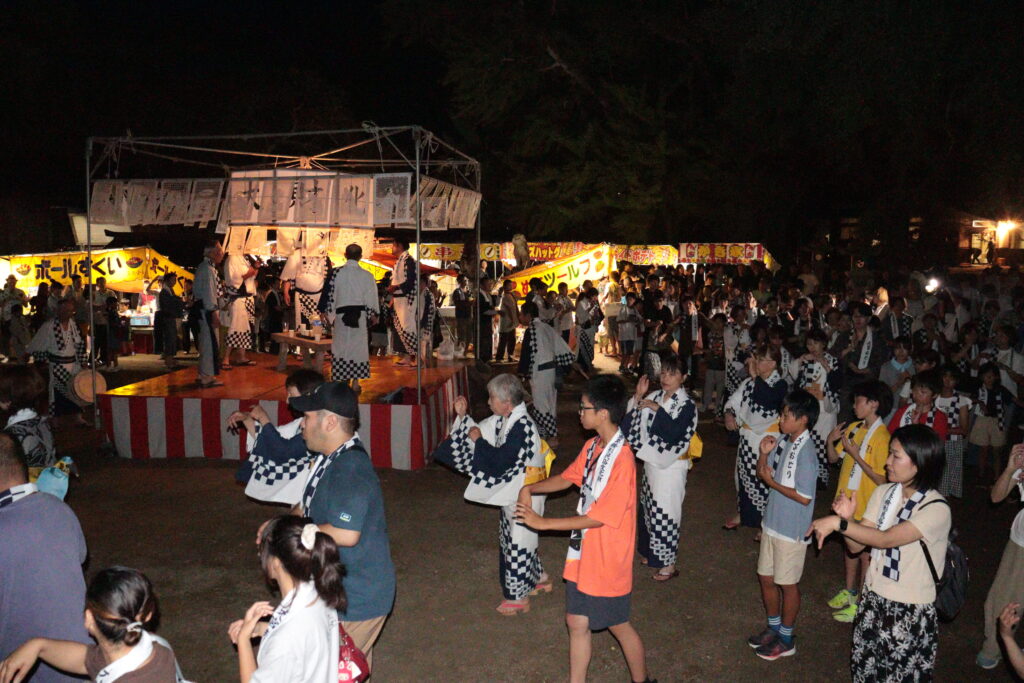 世代を超えて大宮踊を楽しむ参加者たち
