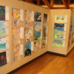 のびのびと描かれた作品に見入る来館者=岡山県勝央町で