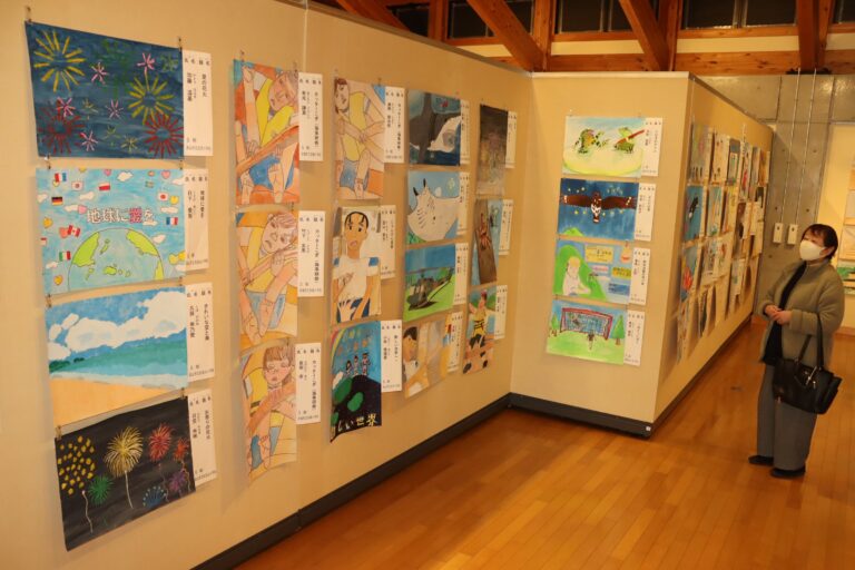 のびのびと描かれた作品に見入る来館者=岡山県勝央町で