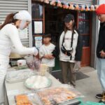 お手製の料理を購入する来店客