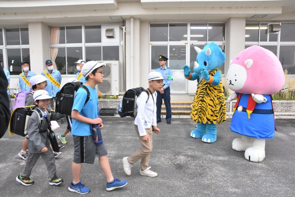 子どもたちの人気を集めた県警広報大使のトライプとりべきち