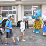 子どもたちの人気を集めた県警広報大使のトライプとりべきち