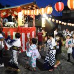 やぐらを囲んで踊る新町地区の住民たち＝岡山県苫田郡鏡野町＝