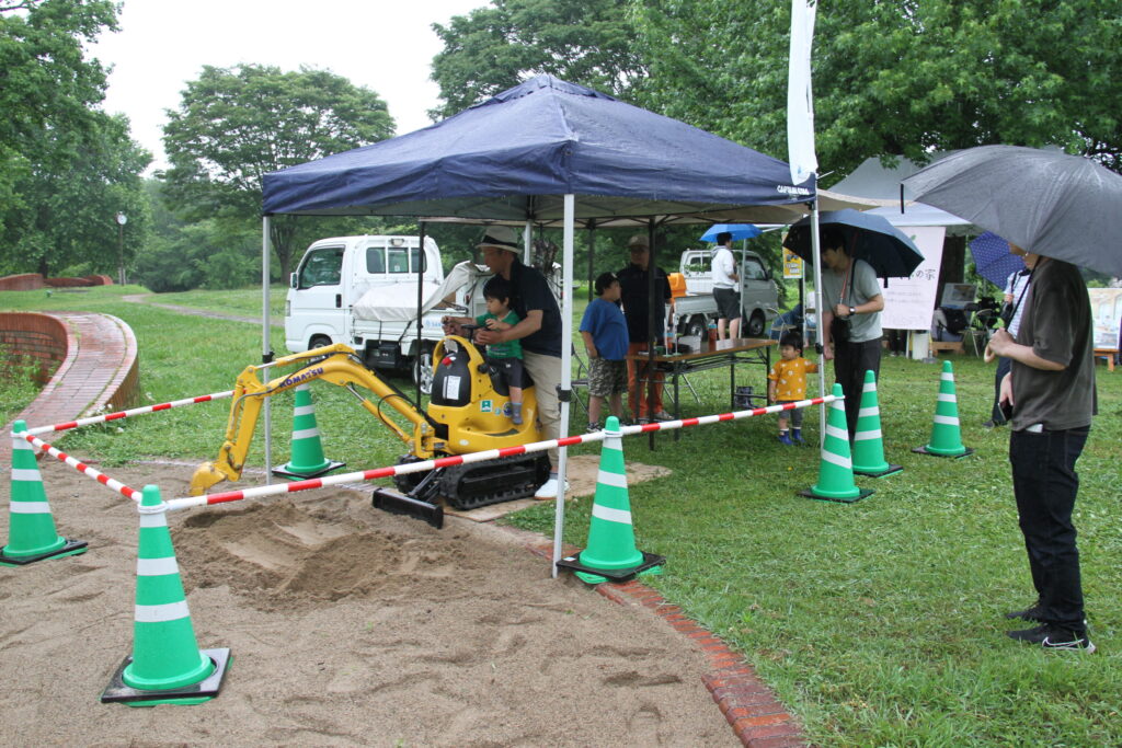 ショベルカー体験を楽しむ来場者
