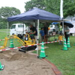 ショベルカー体験を楽しむ来場者
